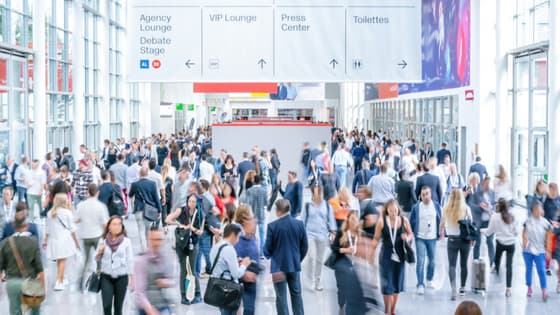 Como destacar tu marca en ferias y eventos